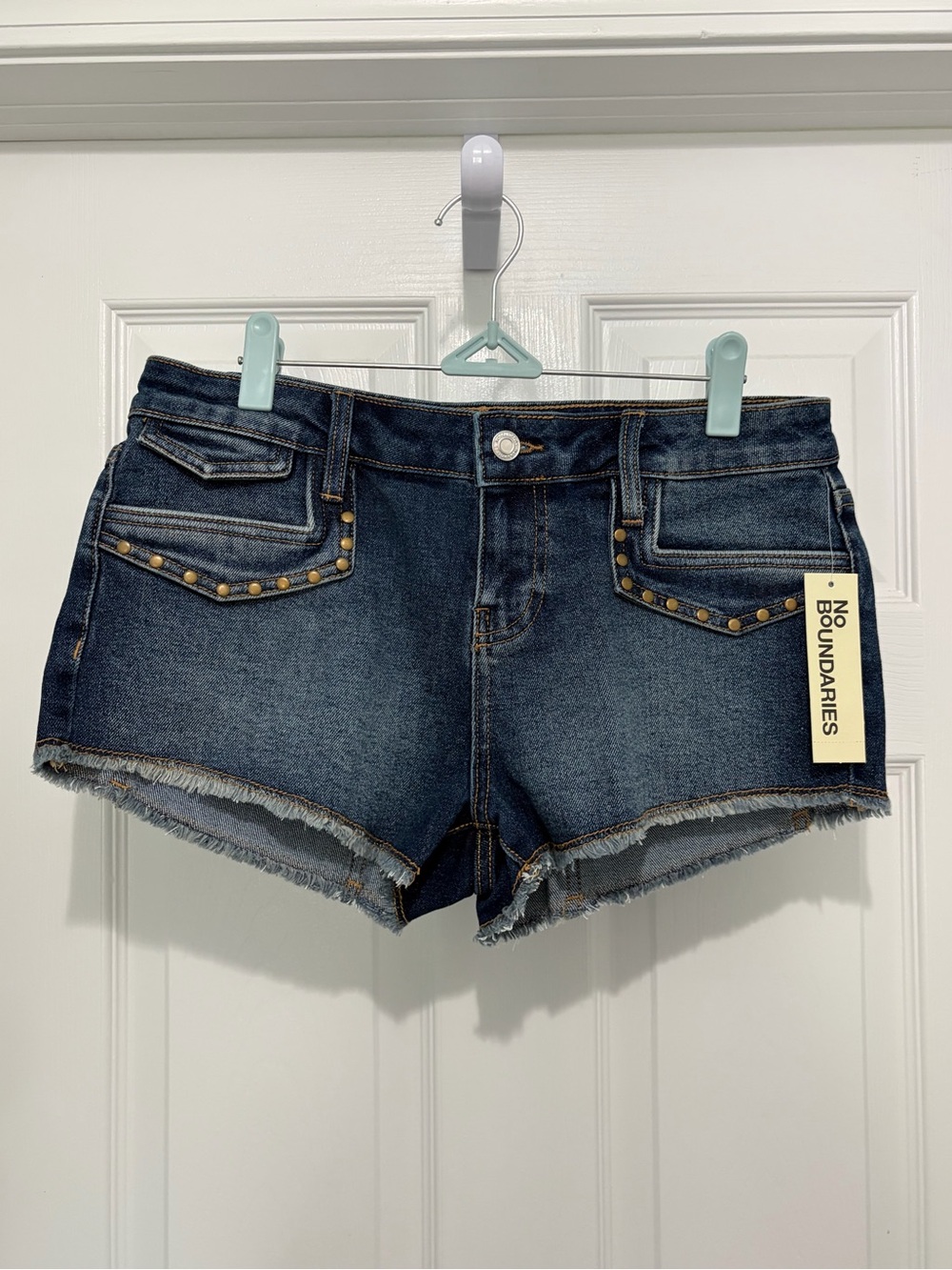 No Boundaries Dark Stonewash Studded Hot Short NWT - Women’s 6